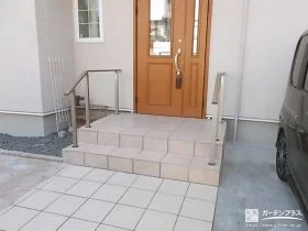 手すりを設置して安心して歩ける玄関まわりに[施工後]