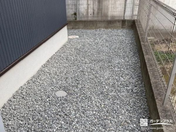 日々のお手入れを楽にする防草シートと砂利敷きをしたお庭工事