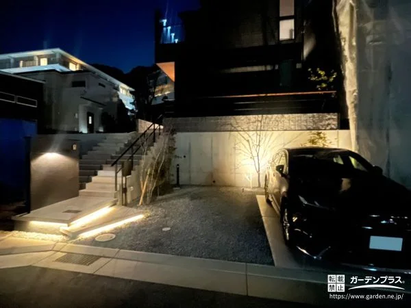 浮き階段とライティングが映えるシンプルモダンな新築外構