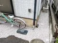 明るい色味でお住まい周りを気持ち良く整える石灰砂利敷き工事