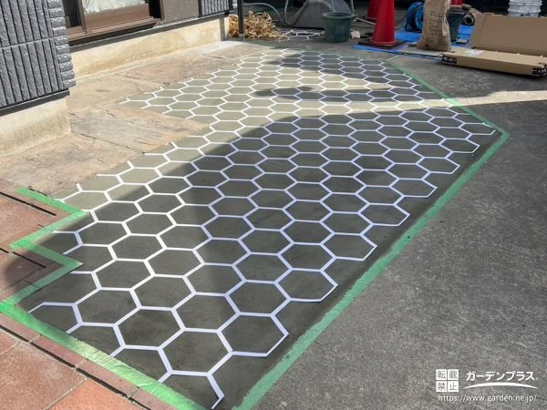 六角形模様が映えるローラーストーン仕上げのコンクリート工事