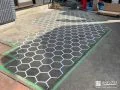 六角形模様が映えるローラーストーン仕上げのコンクリート工事