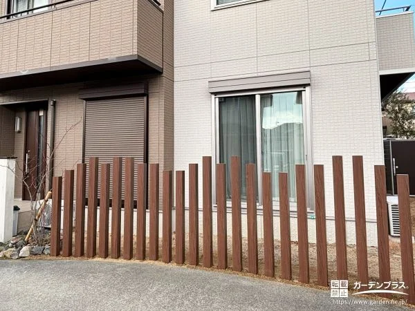 角柱を並べて目隠しをしたおしゃれなお庭のリフォーム工事