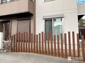 角柱を並べて目隠しをしたおしゃれなお庭のリフォーム工事