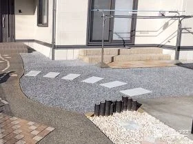 芝敷きだったお庭を歩きやすく整えた砂利とコンクリート平板工事