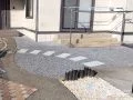 芝敷きだったお庭を歩きやすく整えた砂利とコンクリート平板工事