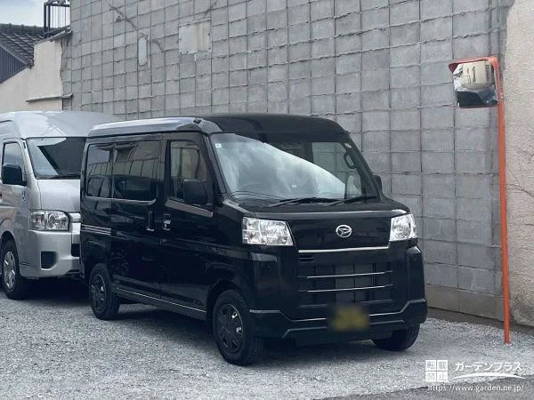 見通しを確保して安全性を向上させたカーブミラーの設置工事