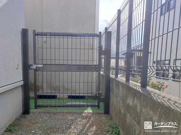 ワンちゃんの飛び出しを防止する門扉