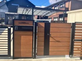 木目調デザインがナチュラルモダンな両開き門扉を設置した工事