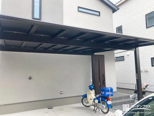 ブラックマットカラーが引き締める2台用カーポート設置工事