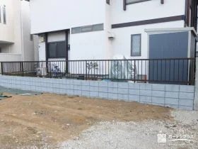 敷地境界を縦格子フェンスですっきり整えたリフォーム工事