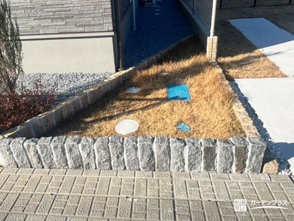 可愛らしいピンコロ石の花壇