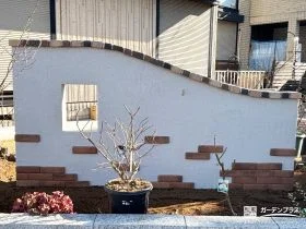 曲線デザインが優しい印象の門塀と上品な花壇で整えた外構工事