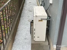 石灰砂利で雑草対策をした犬走り[施工後]