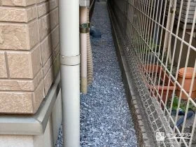 砂利敷きで整えた犬走り[施工後]