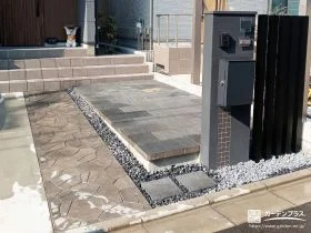 枕木とコンクリート平板のアプローチで整えた玄関周り工事