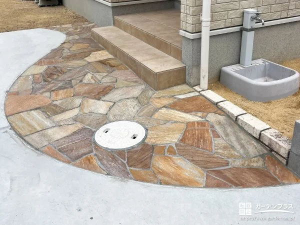 乱形石で華やかに彩りながら水はけを改善したアプローチ工事