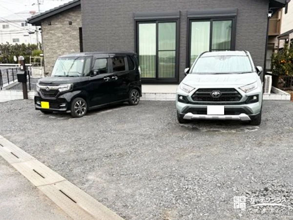 敷地の高低差を解消し暮らしに必要な機能をシンプルに整えた新築外構