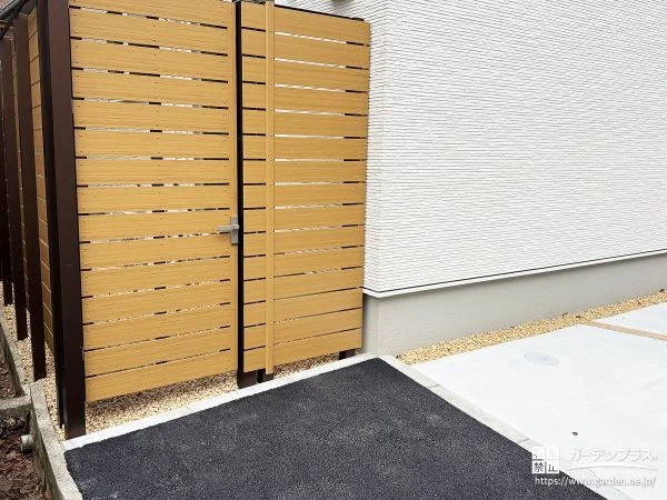 木調フェンスと門扉で囲う主庭空間