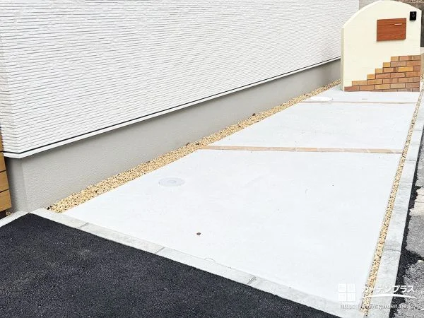 駐車スペースと庭空間を整えたナチュラルの新築外構