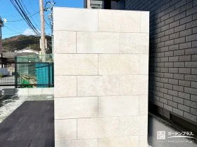 玄関の視線をやわらかく遮るタイル門柱