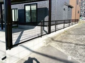 敷地を守るおしゃれなブラックのメッシュフェンス