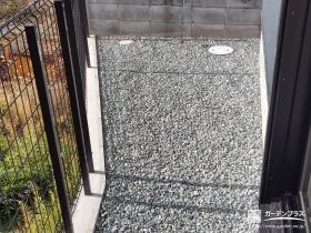 砂利敷きで雑草の発生を防いだ犬走り[施工後]