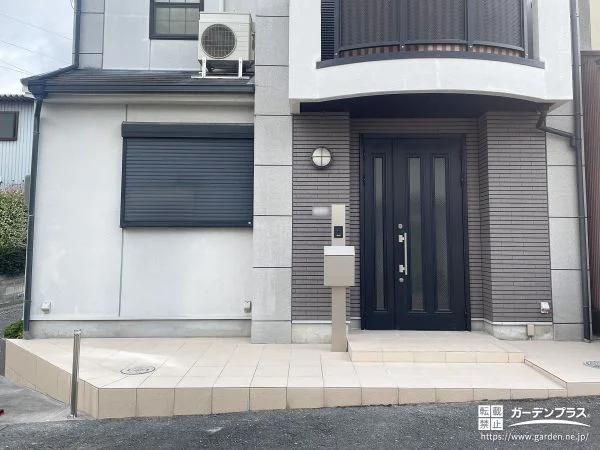 アプローチのタイルを全面貼り替え明るく生まれ変わった工事