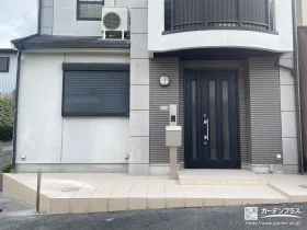 アプローチのタイルを全面貼り替え明るく生まれ変わった工事