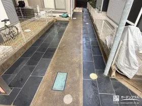 重厚感のある石調タイルで足元を整えた玄関アプローチ工事