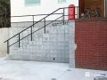 スタイリッシュなフェンスと手すりで玄関前の安全性を高めた工事