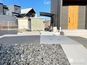 自転車の出し入れをしやすいようアプローチをスロープにした工事