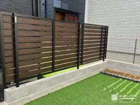 木目調デザインで優しく視線をカットするフェンス[施工後]