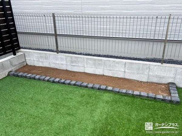 ピンコロ石で囲んだ可愛らしい花壇