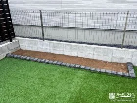 ピンコロ石で囲んだ可愛らしい花壇[施工後]