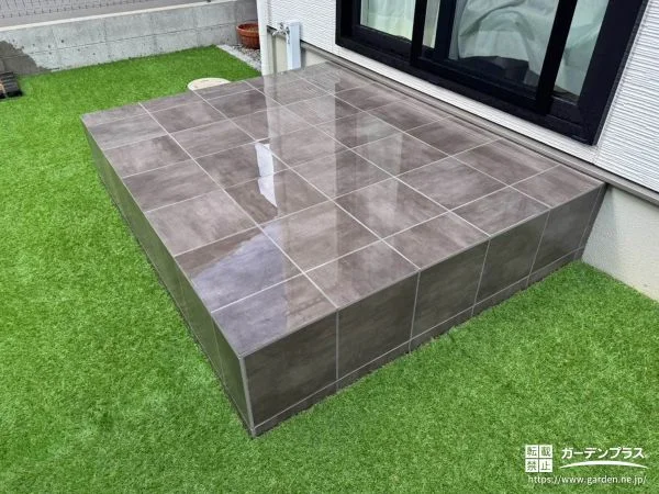 裏庭の雑草を防ぎ美しいタイル張りのタイルデッキを設けた工事