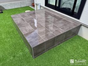 裏庭の雑草を防ぎ美しいタイル張りのタイルデッキを設けた工事