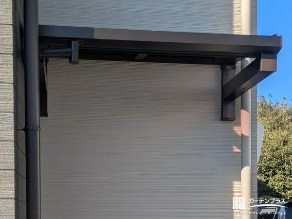 外壁に取り付けたバルコニー屋根