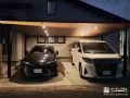 光と木目天井が映える駐車スペース