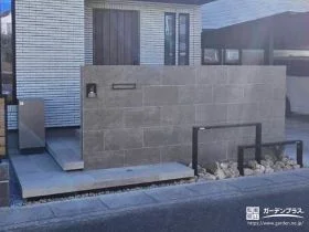 外観を引き締める大判タイル門柱