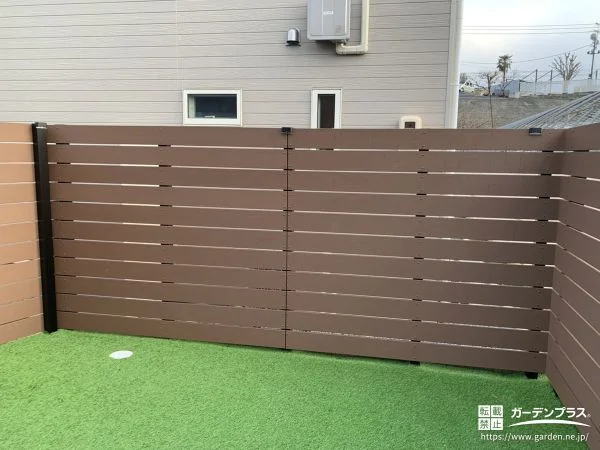 目隠しフェンスと人工芝の敷設で整えたプライベートなお庭工事