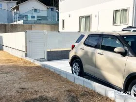 ホワイトフェンスがプライバシーも守る庭空間[施工後]