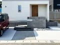 グレーの門柱が主役。玄関まわりが美しく整うセミクローズ外構