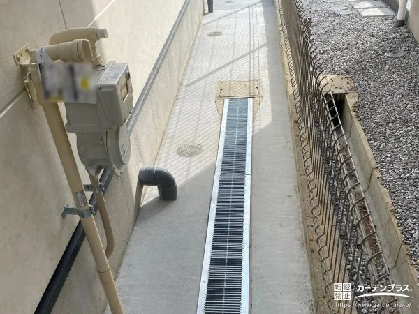 犬走りをコンクリート打設とグレーチングで整えたリフォーム工事