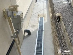 犬走りをコンクリート打設とグレーチングで整えたリフォーム工事