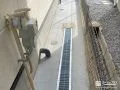 犬走りをコンクリート打設とグレーチングで整えたリフォーム工事