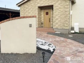 乱形石の華やかなアプローチと塗り壁門柱で彩る玄関前工事