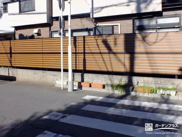 道路沿いの視線をカットする目隠しフェンスを設置した工事