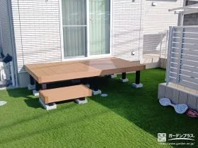 ステップ付きのデッキとフラット屋根カーポートを設置した工事