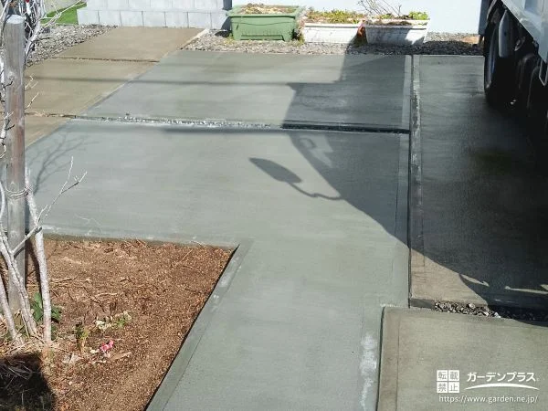 芝生のスペースに土間コンクリートを打ち駐車スペースにした工事